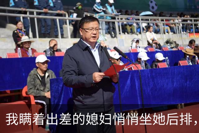 我瞒着出差的媳妇悄悄坐她后排，却见她靠在别人怀里睡得香，我没吭声，掏出手机拍下照片直接扔进家族群